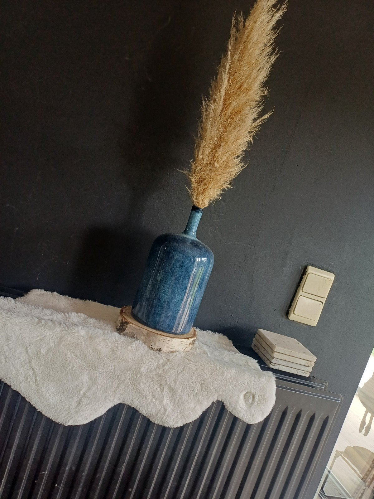 Decoratieve blauwe fles met pampasgras en tapijt, 50 tot 75 cm, Blauw, Ophalen of Verzenden, Glas