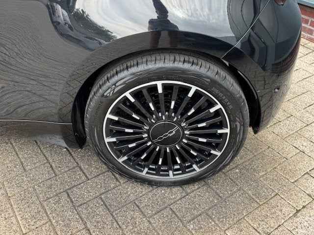 Fiat 500 e La Prima 42 kWh *pano *camera *carplay *leder etc, Gebruikt, 118 pk, 4 stoelen, Automatische klimaatregeling