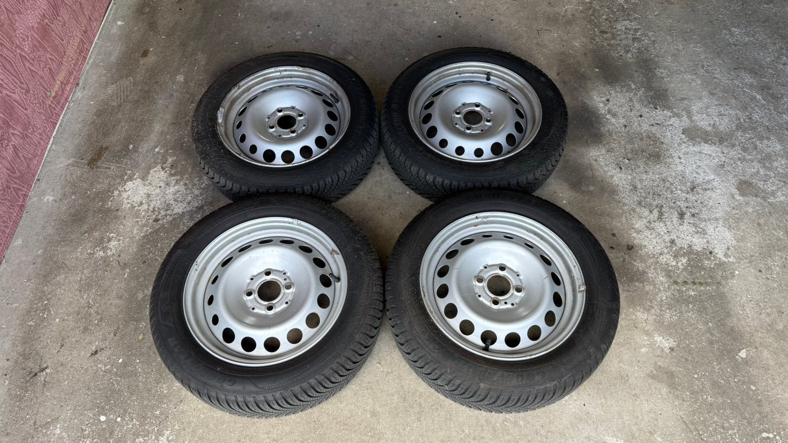 Originele Smart Fortwo 453 wielset 15 inch banden wieldoppen, Auto diversen, Ophalen, Gebruikt