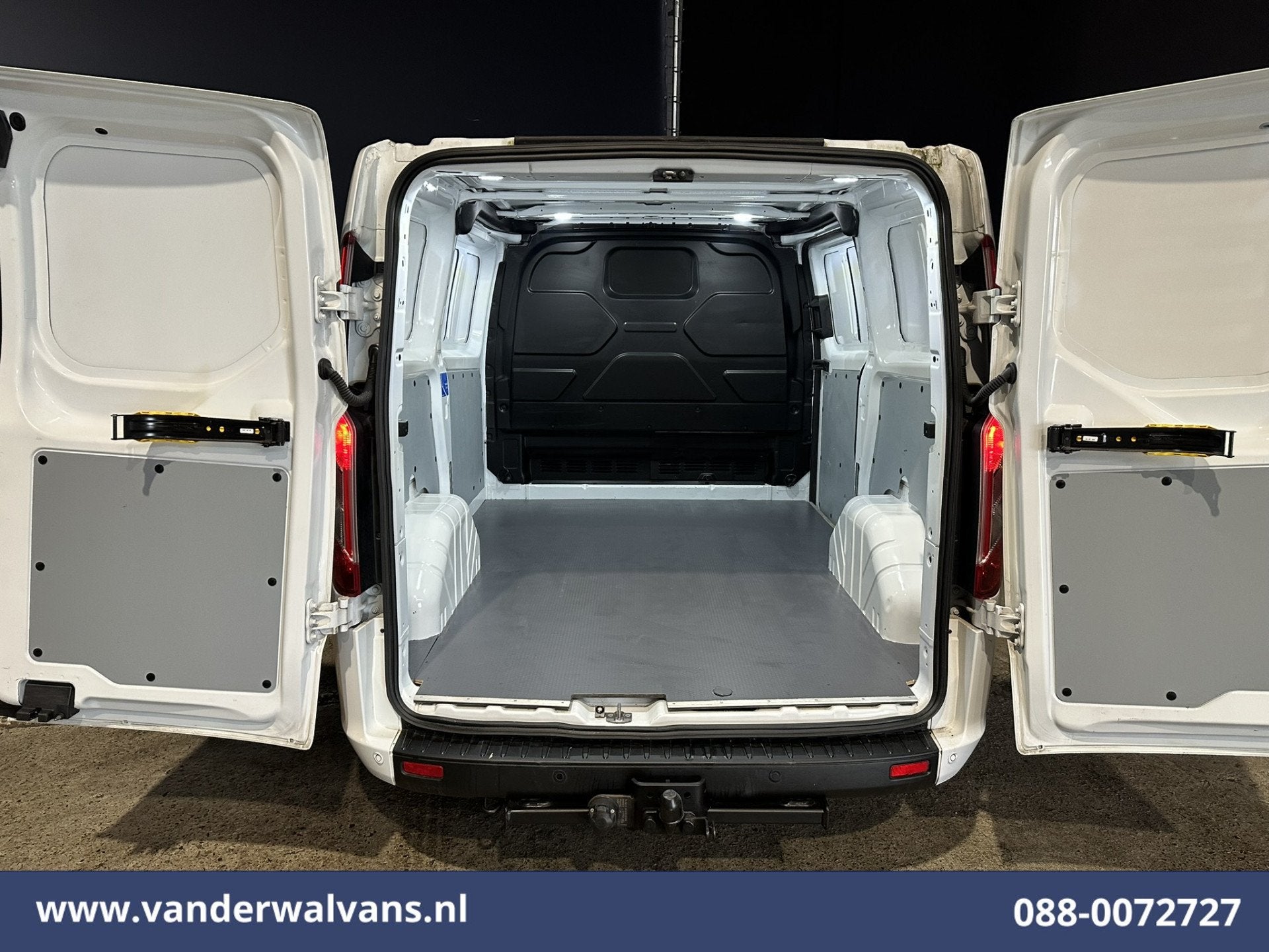 Foto 3 van Ford Transit Custom 2.0 TDCI L1H1 Euro6 Airco | Trekhaak | S