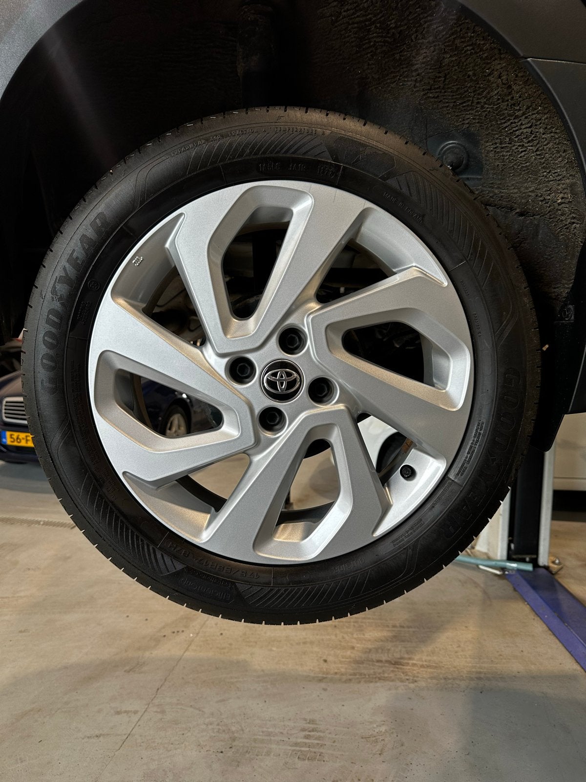 Goodyear zomerbanden met Toyota velgen, 17 inch, Ophalen, Gebruikt, 175 mm, Banden en Velgen