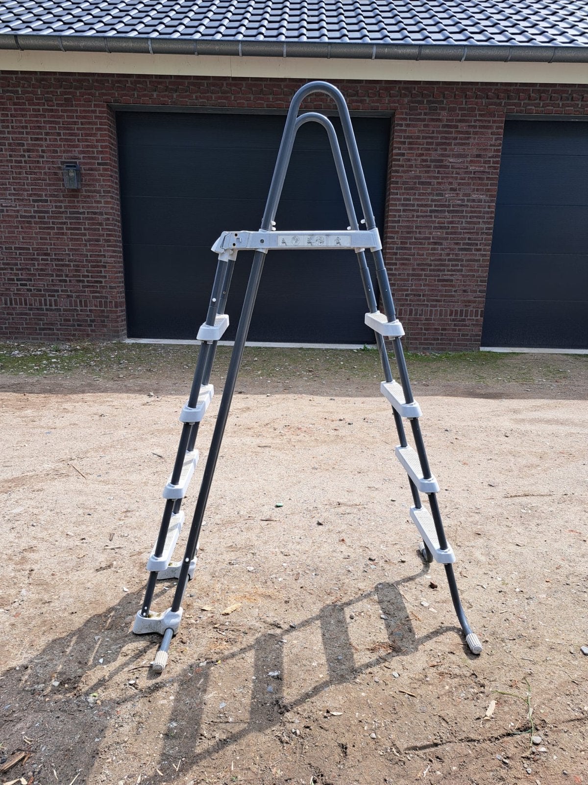 Zwembadladder - Gebruikt maar in goede staat, Doe-het-zelf en Verbouw, Ladders en Trappen, Gebruikt, Ophalen of Verzenden, Ladder
