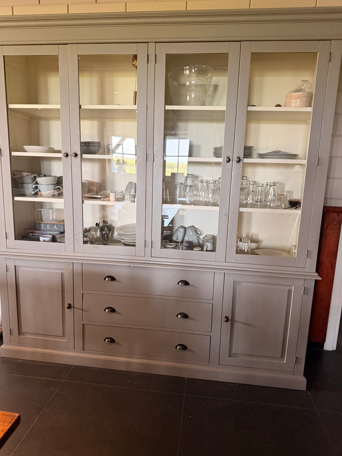Stijlvolle vitrine/buffetkast met lades en opbergruimte