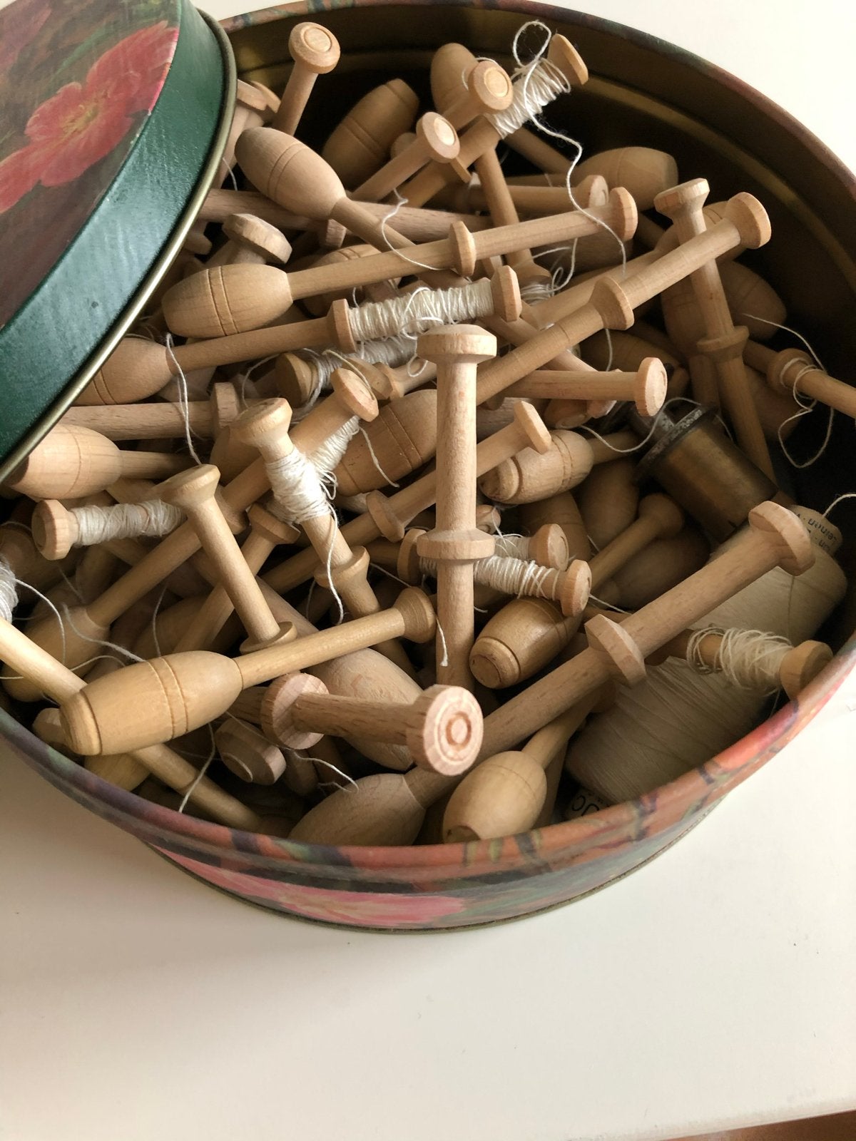 Doos met ongeveer 40 kantklosjes en opwinder, Ophalen of Verzenden, Nieuw, Overige typen