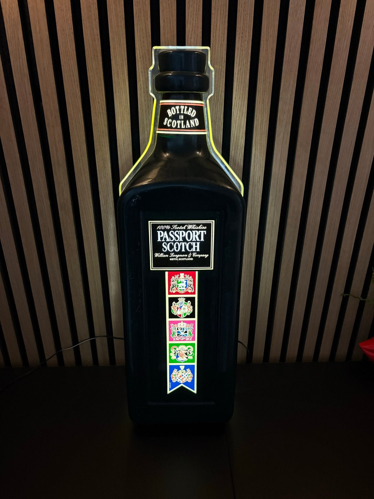Passport Whisky Lichtbak - Ideaal voor Thuisbar/Mancave, Ophalen of Verzenden, Gebruikt, Lichtbak of (neon) lamp