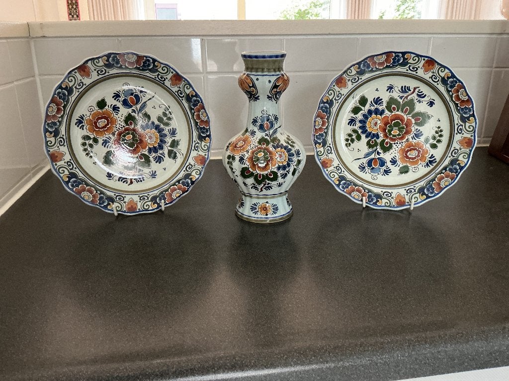 2 delfts blauwe borden plus vaas (polychroom), Antiek en Kunst, Ophalen