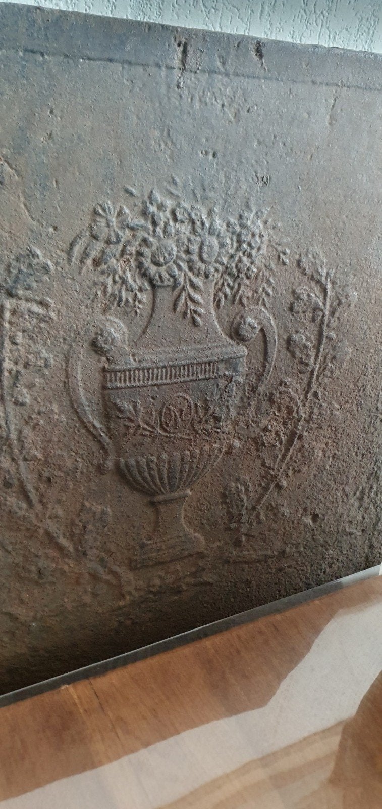 Fraai oud verweerd haardplaat decoratie paneel plaque  44cm, Ophalen