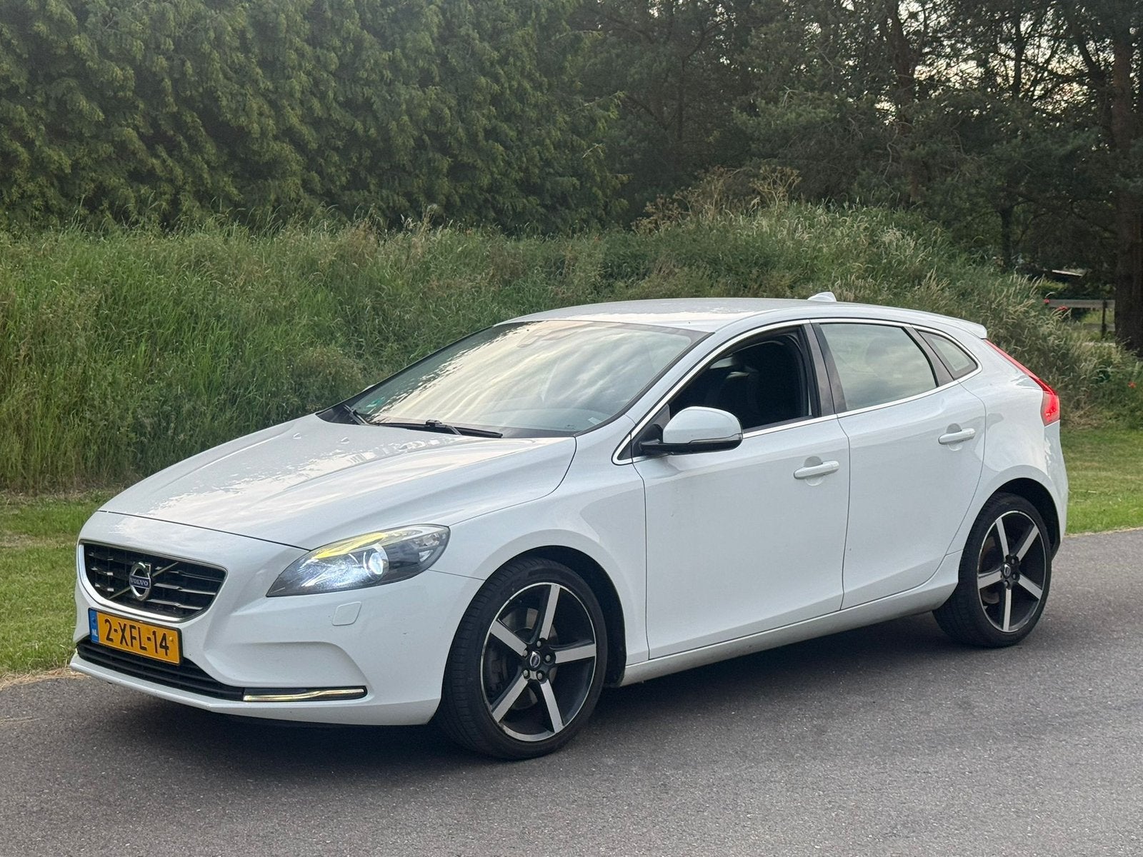 Volvo V40 2.0 D4 190PK 2014 Wit, Voorwielaandrijving, Wit, Bedrijf, 30 km/l