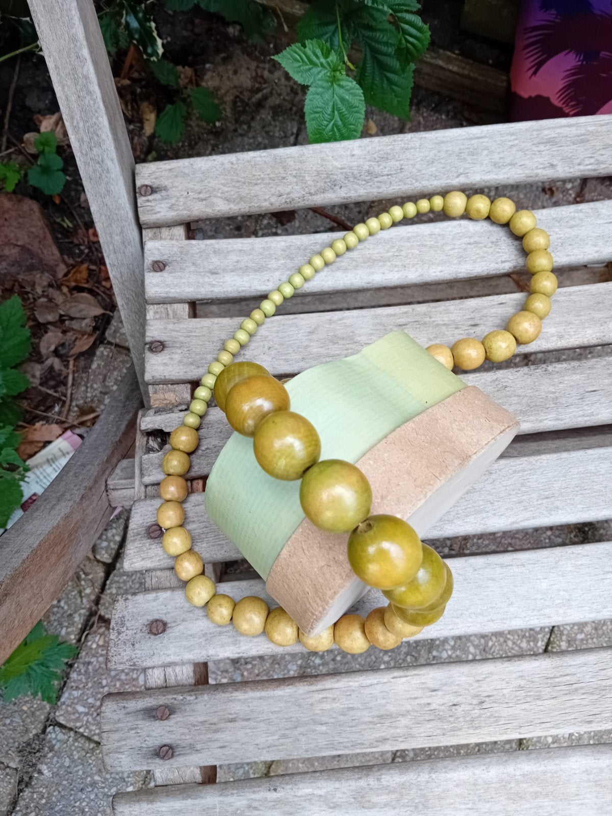 Houten kralen ketting in olijfkleur & in hartje doosje., Ophalen of Verzenden, Gebruikt, Groen, Overige materialen