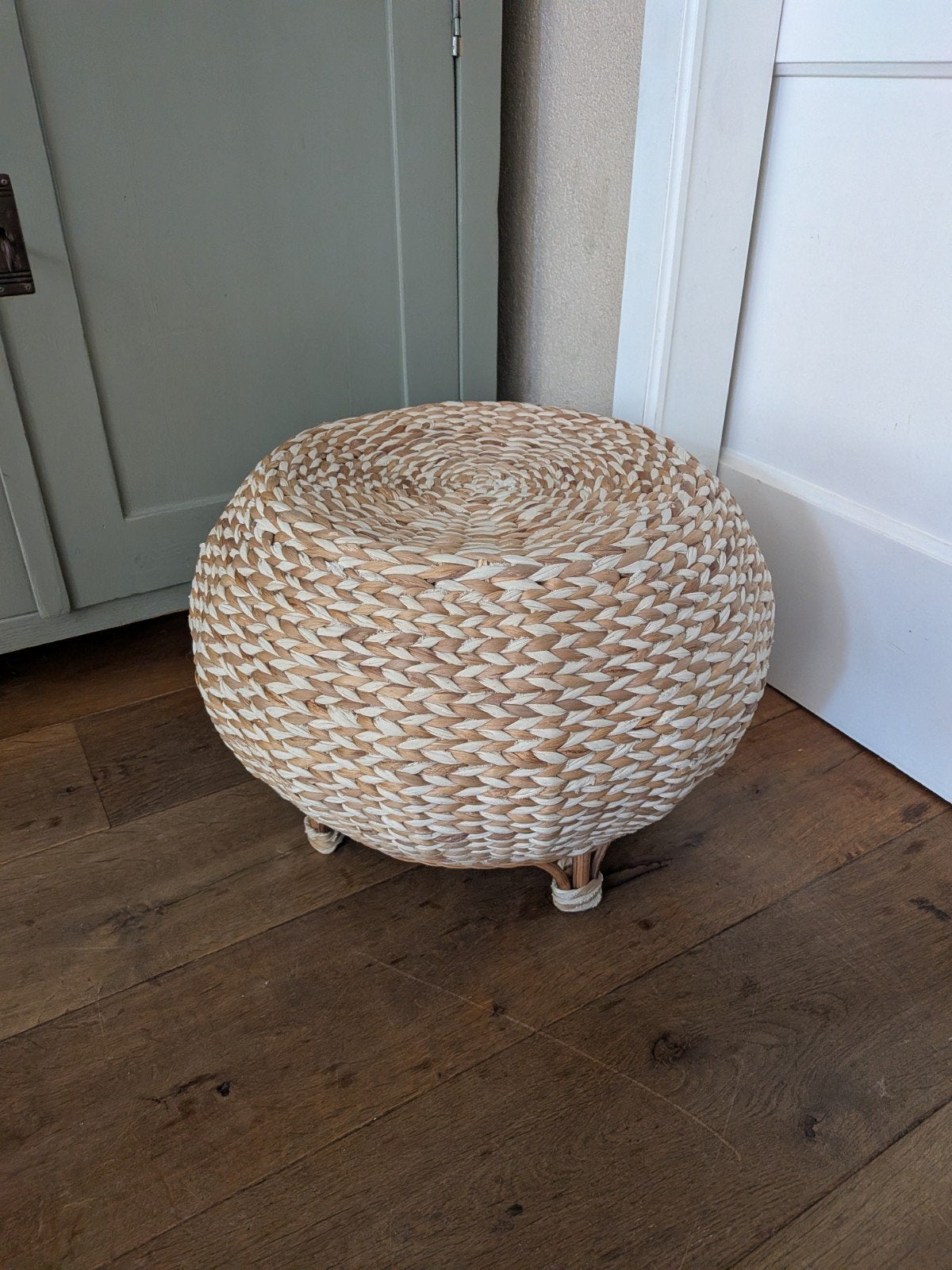 Gevlochten poef (Boho) – Ø48 x H33 cm
Beschrijving:
Mooie, s, Ophalen, Minder dan 50 cm, Rond, Minder dan 50 cm
