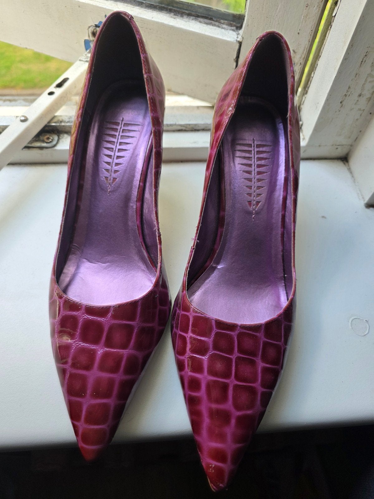 Elegante bordeauxrode pumps met krokodillenprint, Pumps, Ophalen of Verzenden, Rood, Onbekend