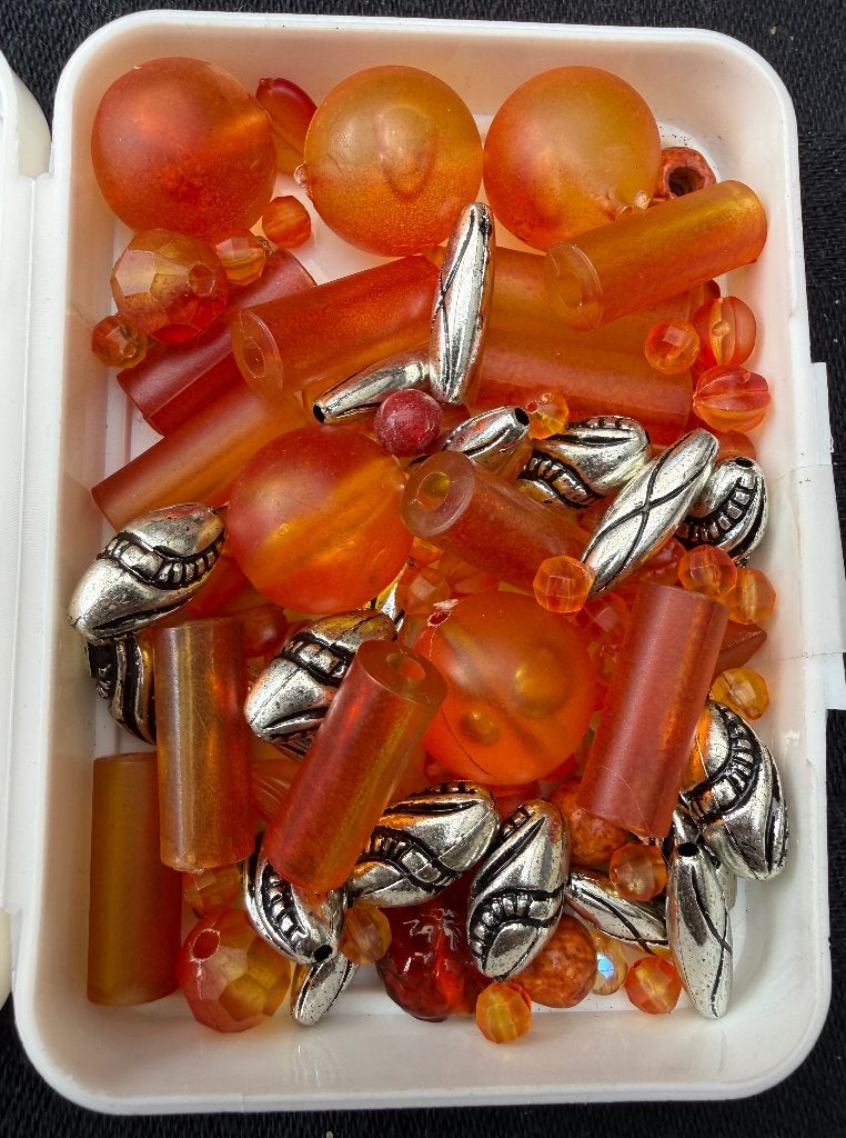50 stuks Kralenmix oranje-terra resin met zilveren accenten, Ophalen of Verzenden, Nieuw, Kraal