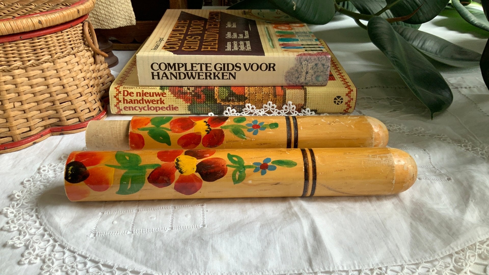 Vintage houten breinaaldenkoker met bloembeschildering., Hobby en Vrije tijd, Breien en Haken, Ophalen of Verzenden, Gebruikt