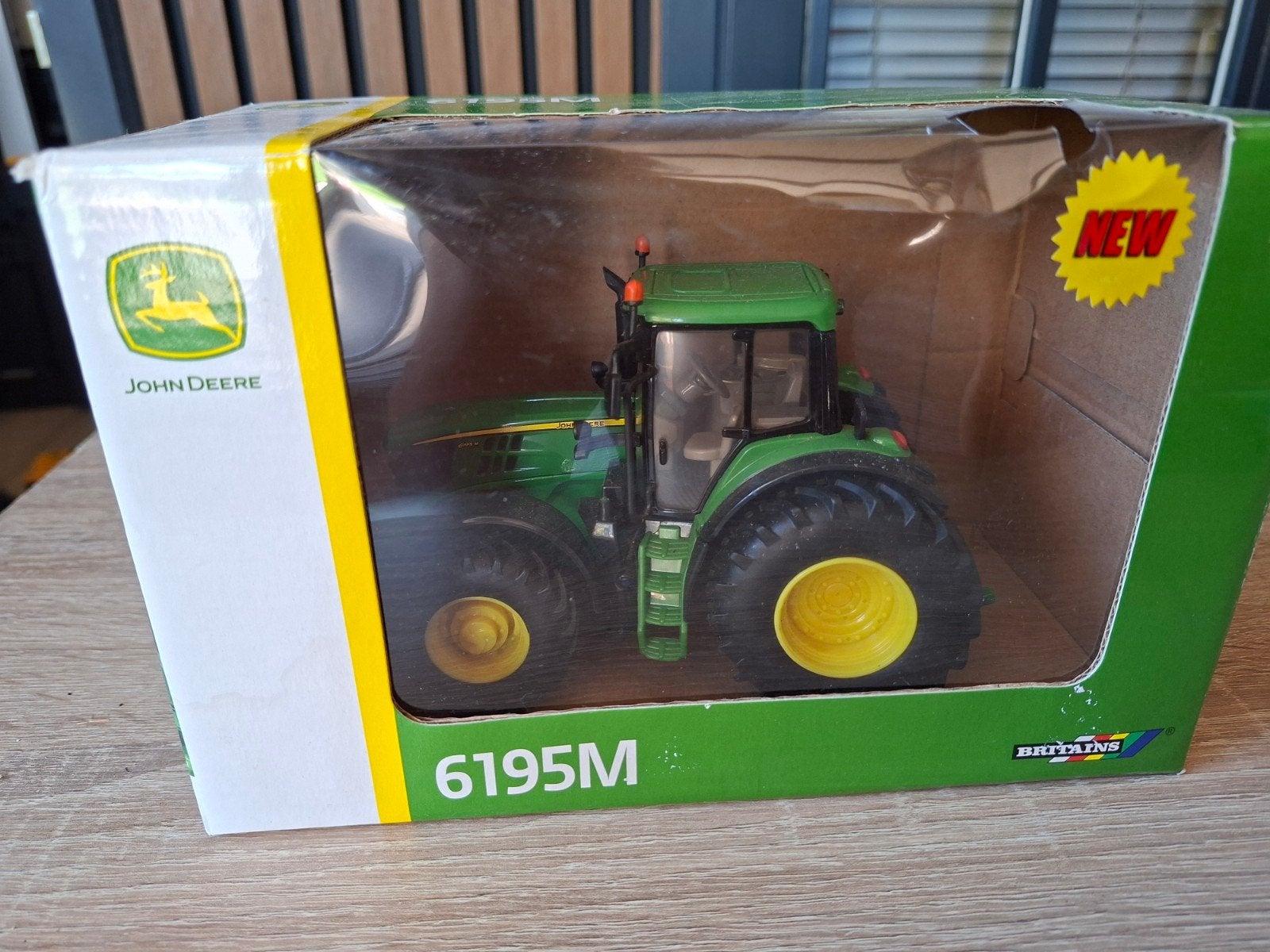 John Deere 6195M Britains model (doos beschadigd), Hobby en Vrije tijd, Modelauto's | 1:32, Ophalen of Verzenden, Gebruikt