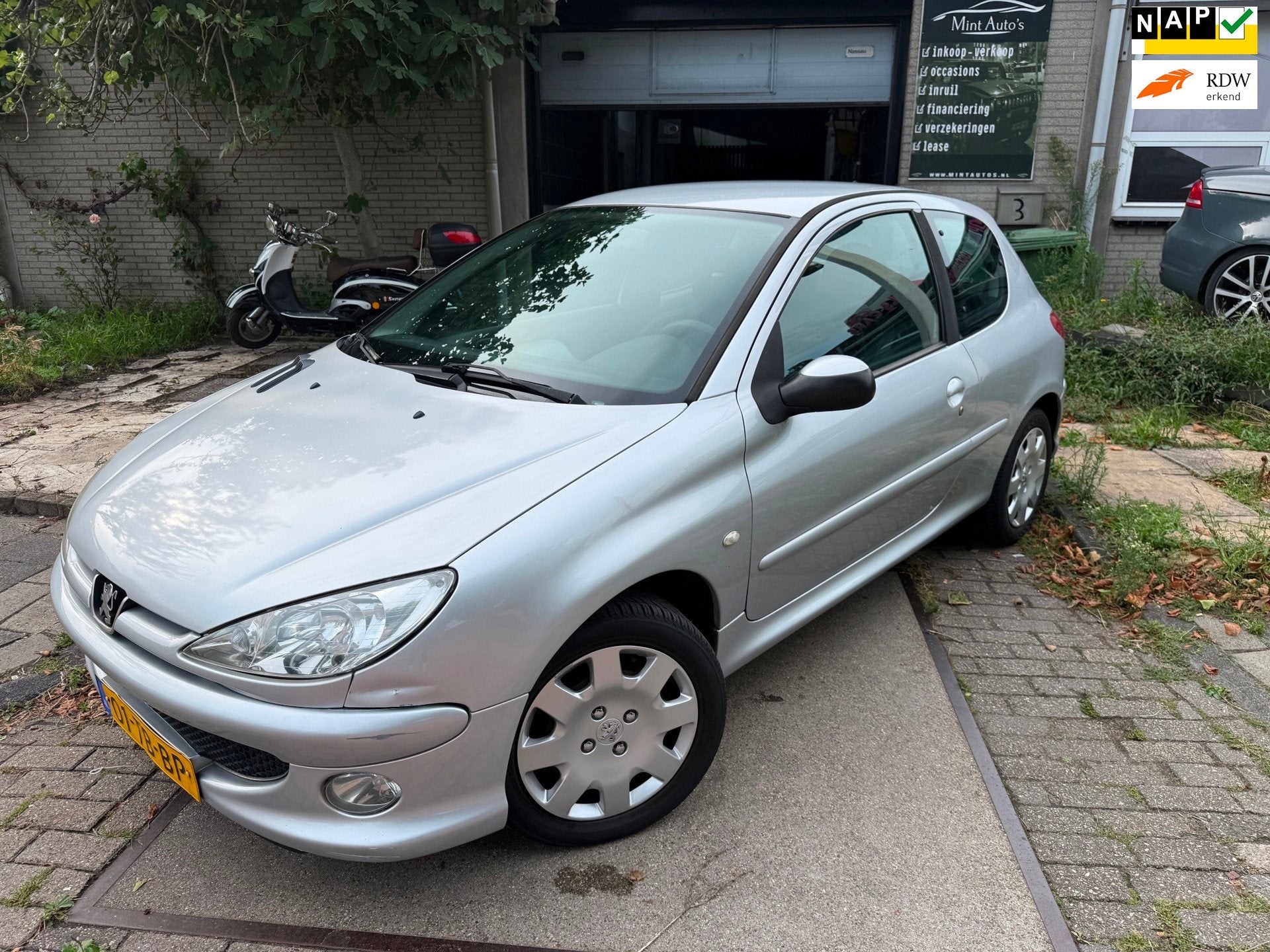 Peugeot 206 1.4-16V Air-line 3 Apk/Airco/2.Sleutels/Boekjes, Auto's, Voorwielaandrijving, 31 €/maand, 4 cilinders, Origineel Nederlands
