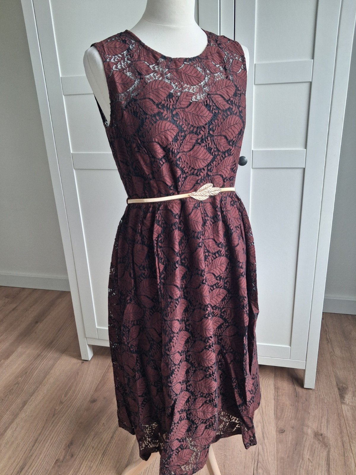 Wijnrode retro kanten flare dress met gouden riem, Kleding | Dames, Jurken, Voodoo Vixen, Maat 42/44 (L), Nieuw, Ophalen of Verzenden