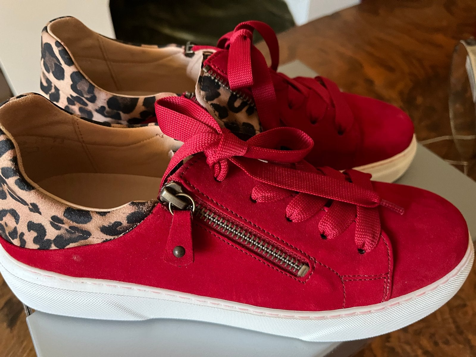 Gabor damesschoenen rood met luipaardprint, maat 5,5, Kleding | Dames, Schoenen, Ophalen of Verzenden, Nieuw, Rood, Sneakers of Gympen
