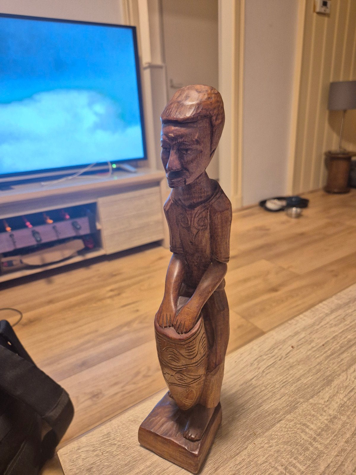 Houten beeld van man met trommel, Afrikaanse stijl, Ophalen of Verzenden, Handgemaakt, 20 - 50 cm, Beeld