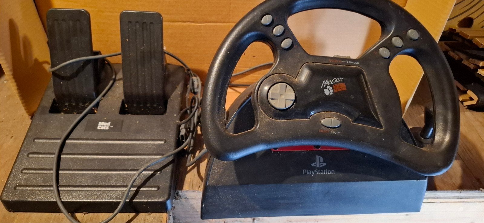 Mad Catz racestuur en pedalen voor PlayStation, Spelcomputers en Games, Ophalen of Verzenden, Gebruikt, Stuur of Pedalen, PlayStation 1