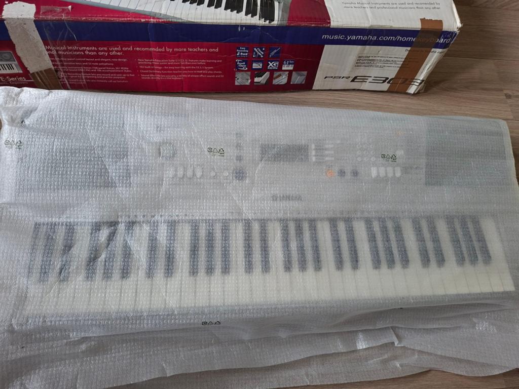 Yamaha PSR E303 keyboard met standaard, 61 toetsen, Yamaha, Ophalen of Verzenden, Zo goed als nieuw
