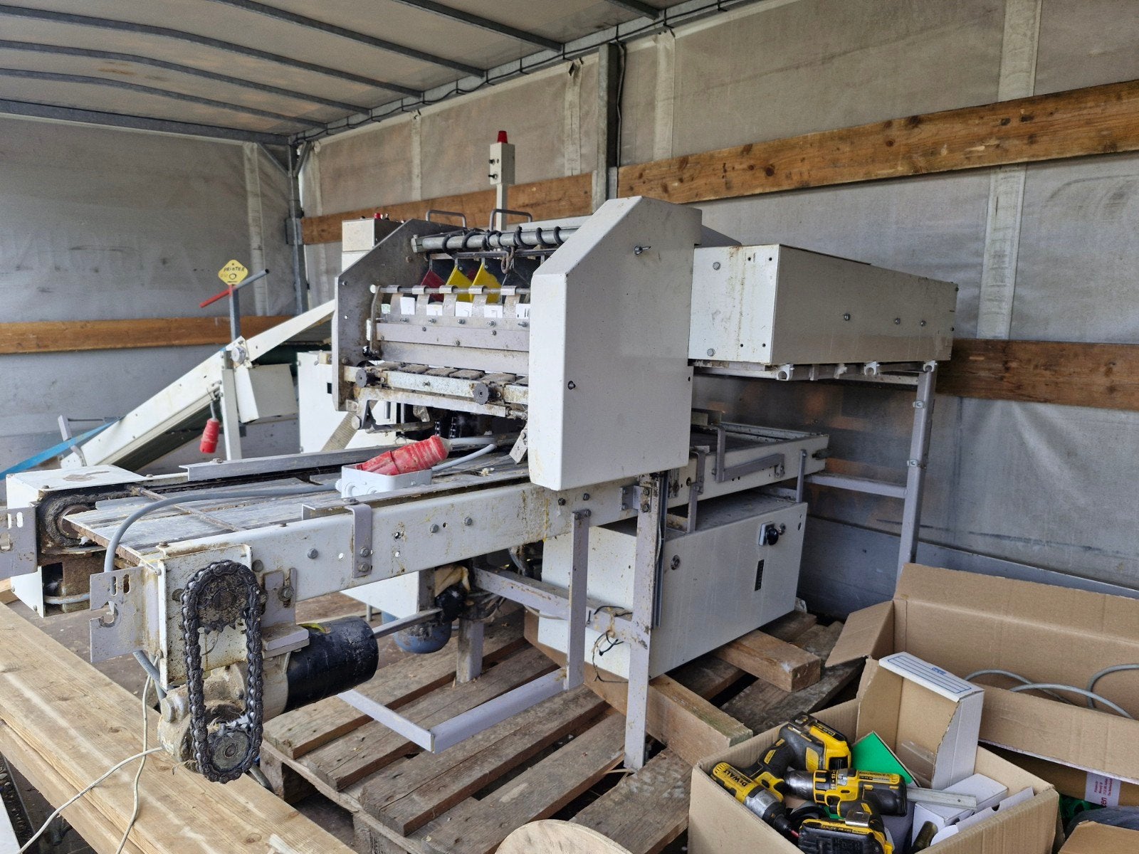 Staalkat FP108S eiersorteermachine, Ophalen