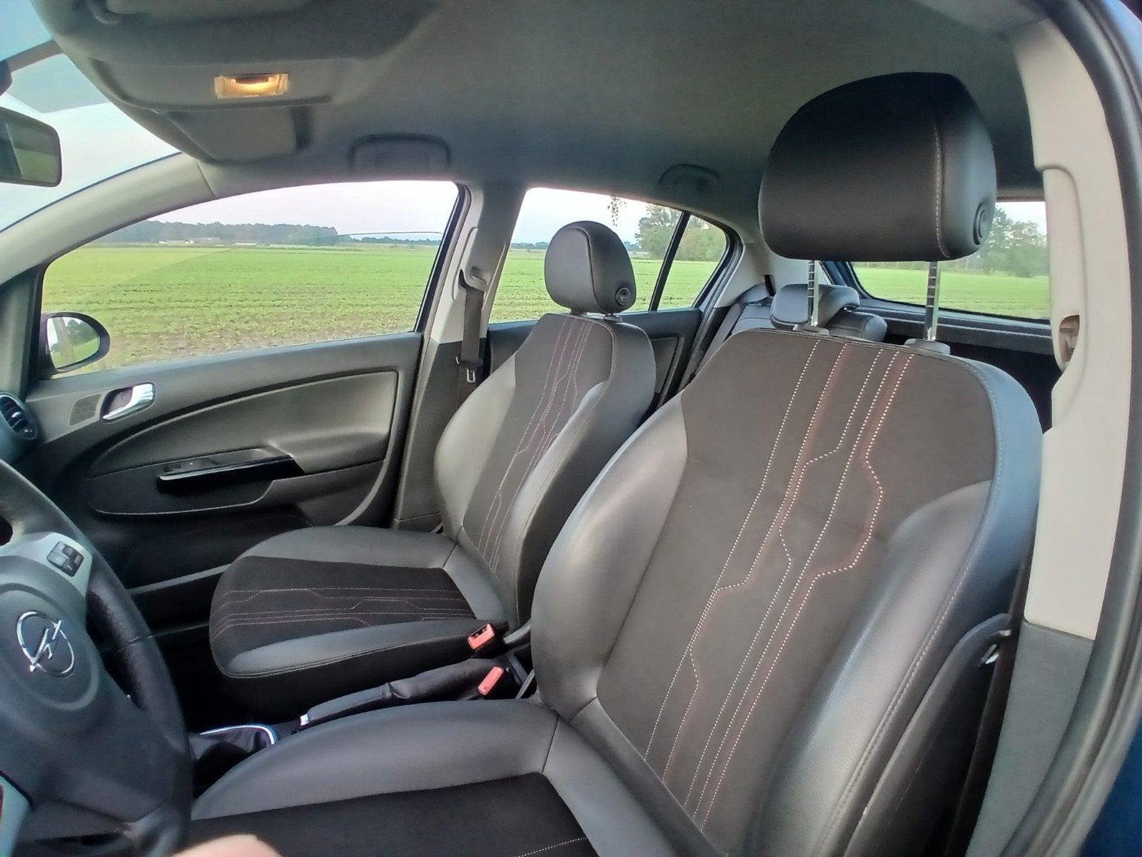 Foto 9 van Opel Corsa 1.2 16V  Edition AIRCO 5 deurs