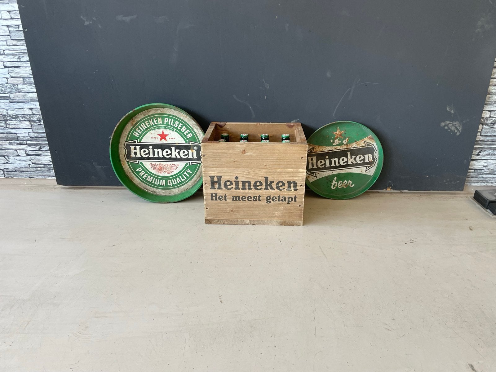 Heineken bierkrat met flessen en twee dienbladen, Verzamelen, Merken en Reclamevoorwerpen, Gebruikt, Gebruiksvoorwerp, Ophalen of Verzenden