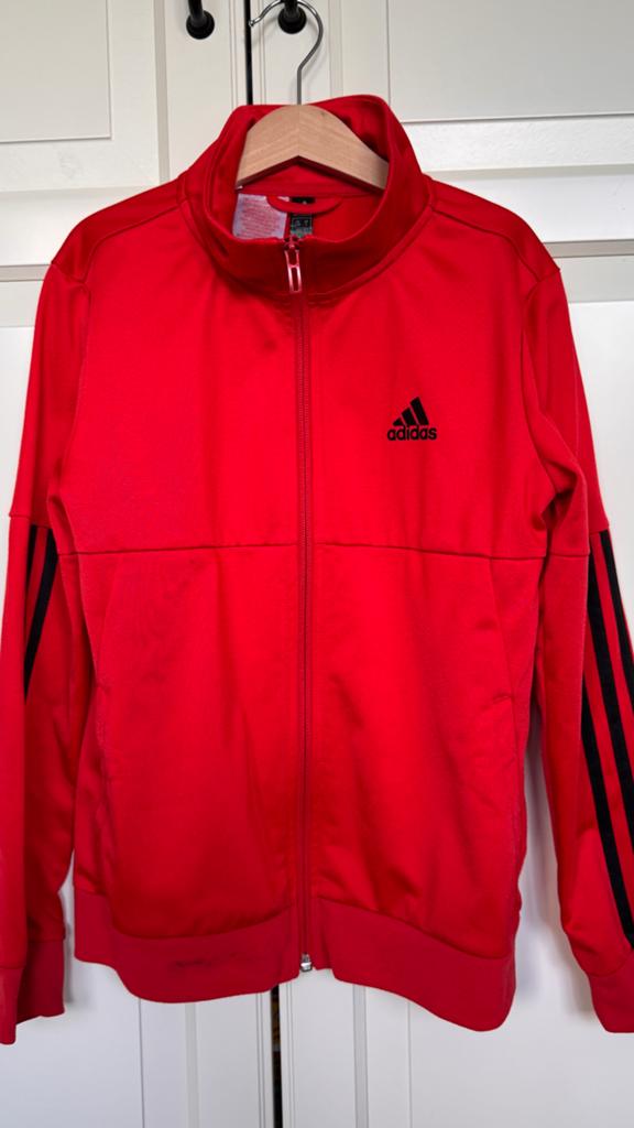 Adidas vest rood maat 140, Ophalen of Verzenden, Gebruikt, Jongen of Meisje, Trui of Vest