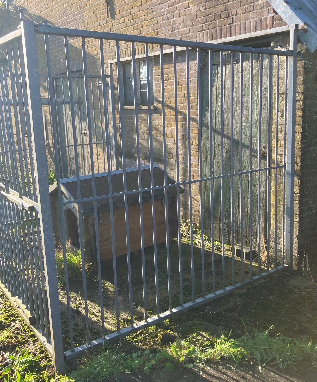 Hondenkennel te koop, Ophalen