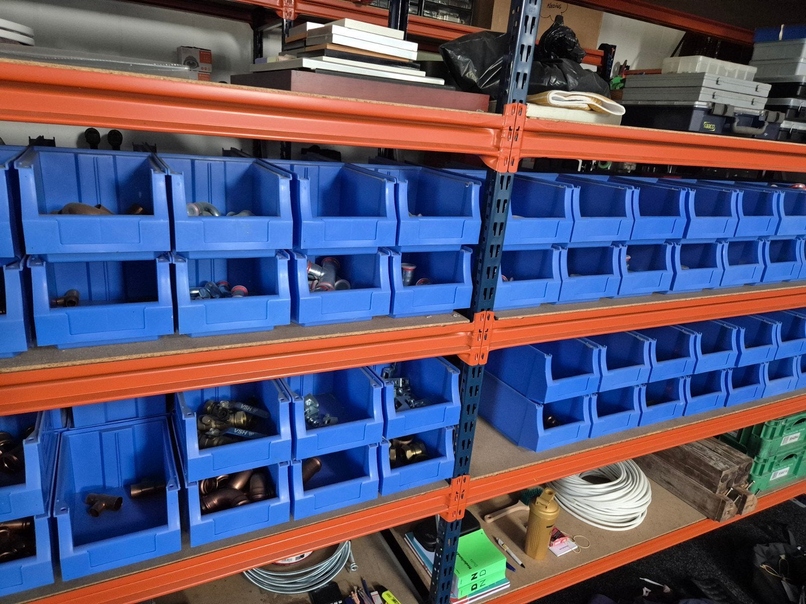 magazijnbakken voorzien van installatie materialen, Ophalen, Gebruikt