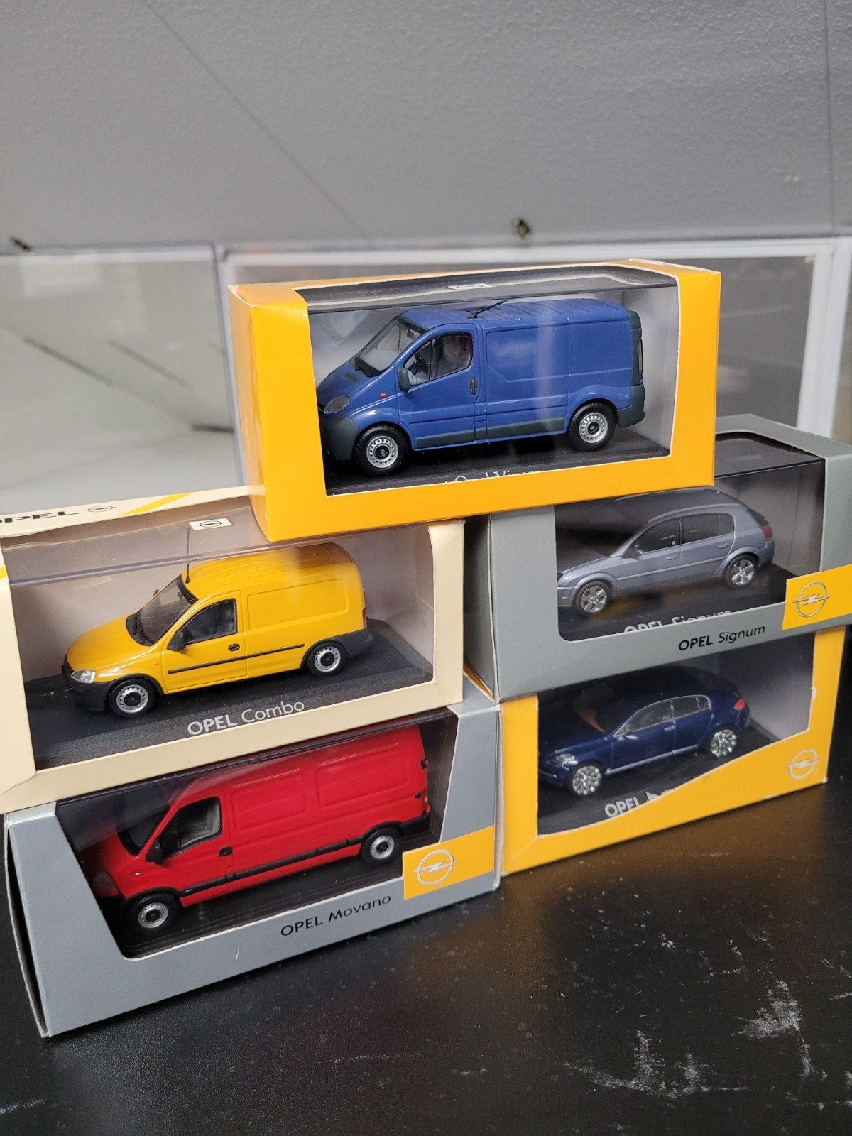opel dealer modellen, vivaro, combo,insignia,signum 1:43, Ophalen of Verzenden, Zo goed als nieuw, Auto, Overige merken