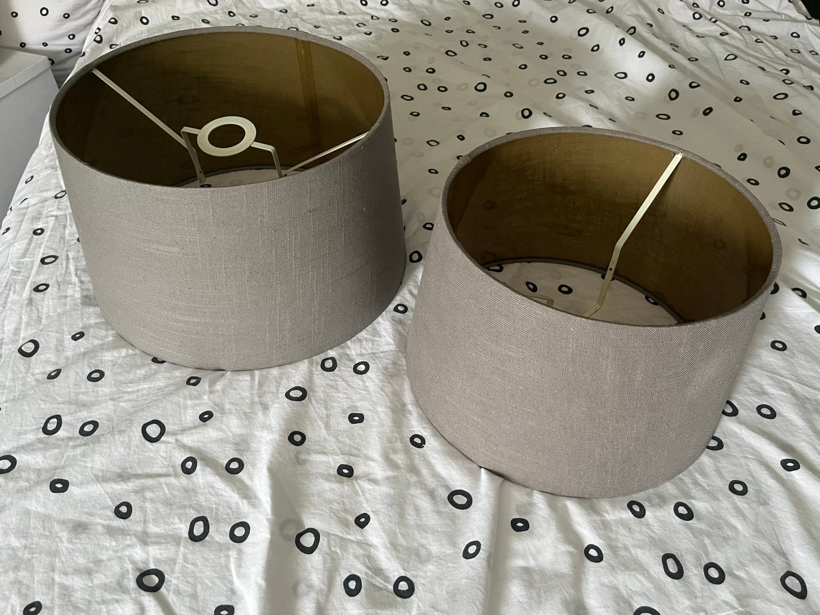 Twee taupe lampenkappen (30,5 cm en 35,5 cm diameter), Rond, Ophalen of Verzenden, Zo goed als nieuw, Textiel