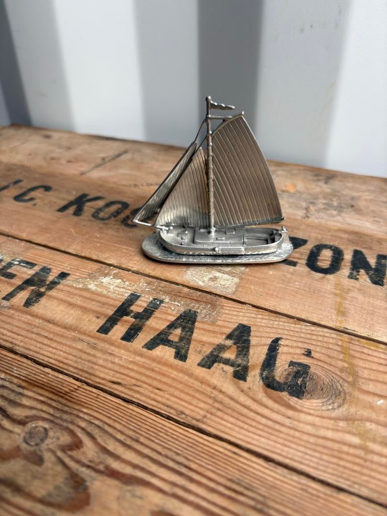Vintage tinnen zeilbootje miniatuur decoratie, Gebruikt, Thrifter, Ophalen of Verzenden, The-Thrift-Store@outlook.com