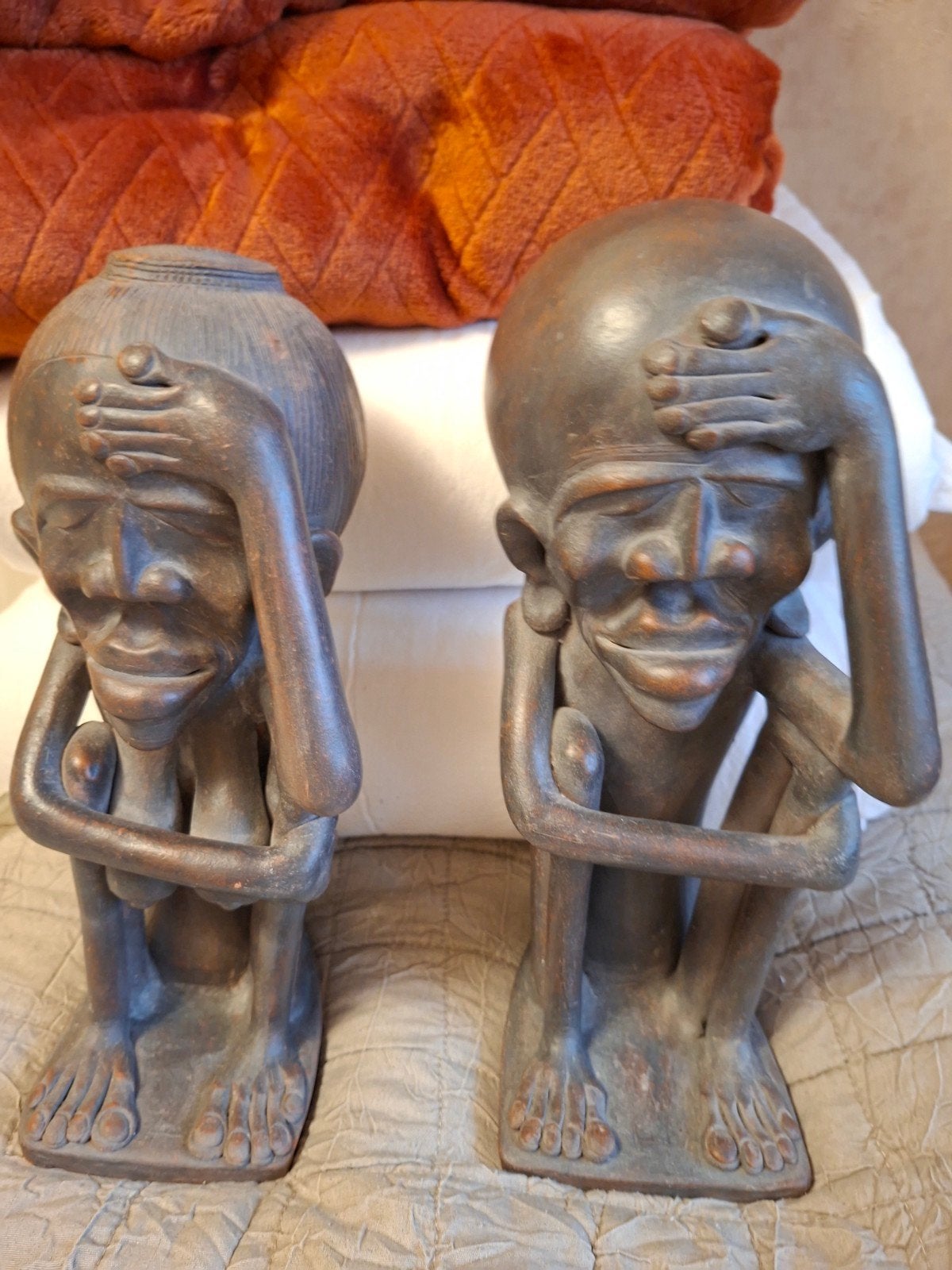 2 Afrikaanse klei beeldjes - Man met hand op hoofd, Ophalen of Verzenden, Handgemaakt, 20 - 50 cm, Beeld