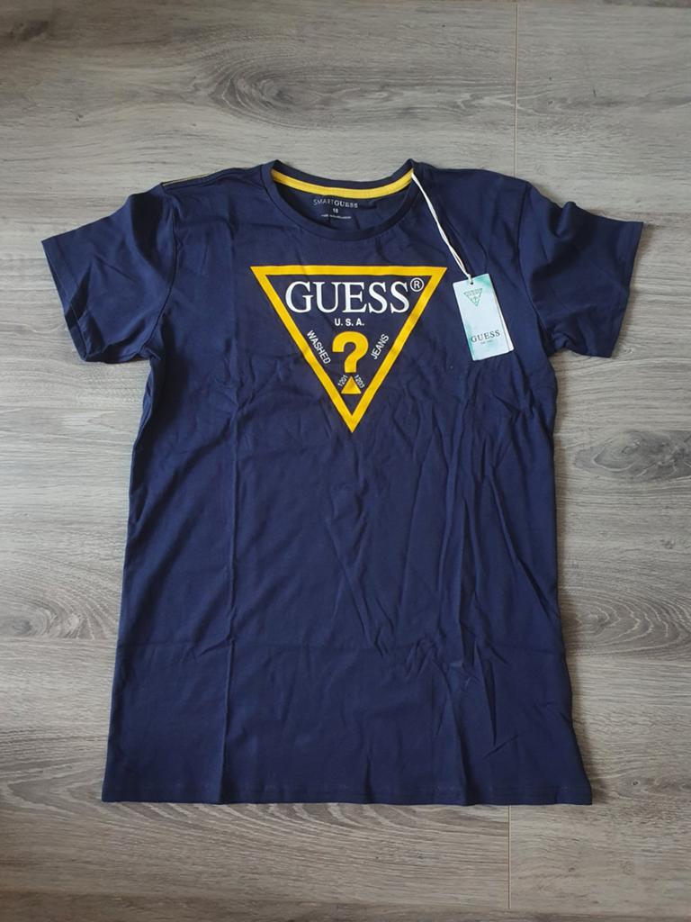 Nieuw Guess T-shirt - Donkerblauw met Geel Logo maat 18, Kinderen en Baby's, Kinderkleding | Maat 176, Jongen of Meisje, Nieuw