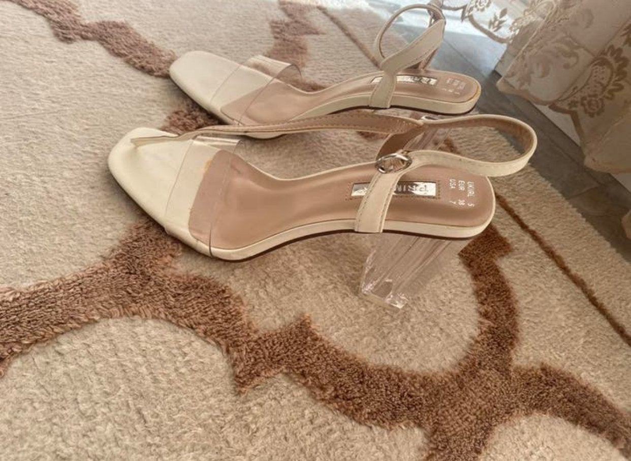 Crèmekleurige sandalen met transparante hakken, Ophalen of Verzenden, Zo goed als nieuw, Beige, Sandalen of Muiltjes