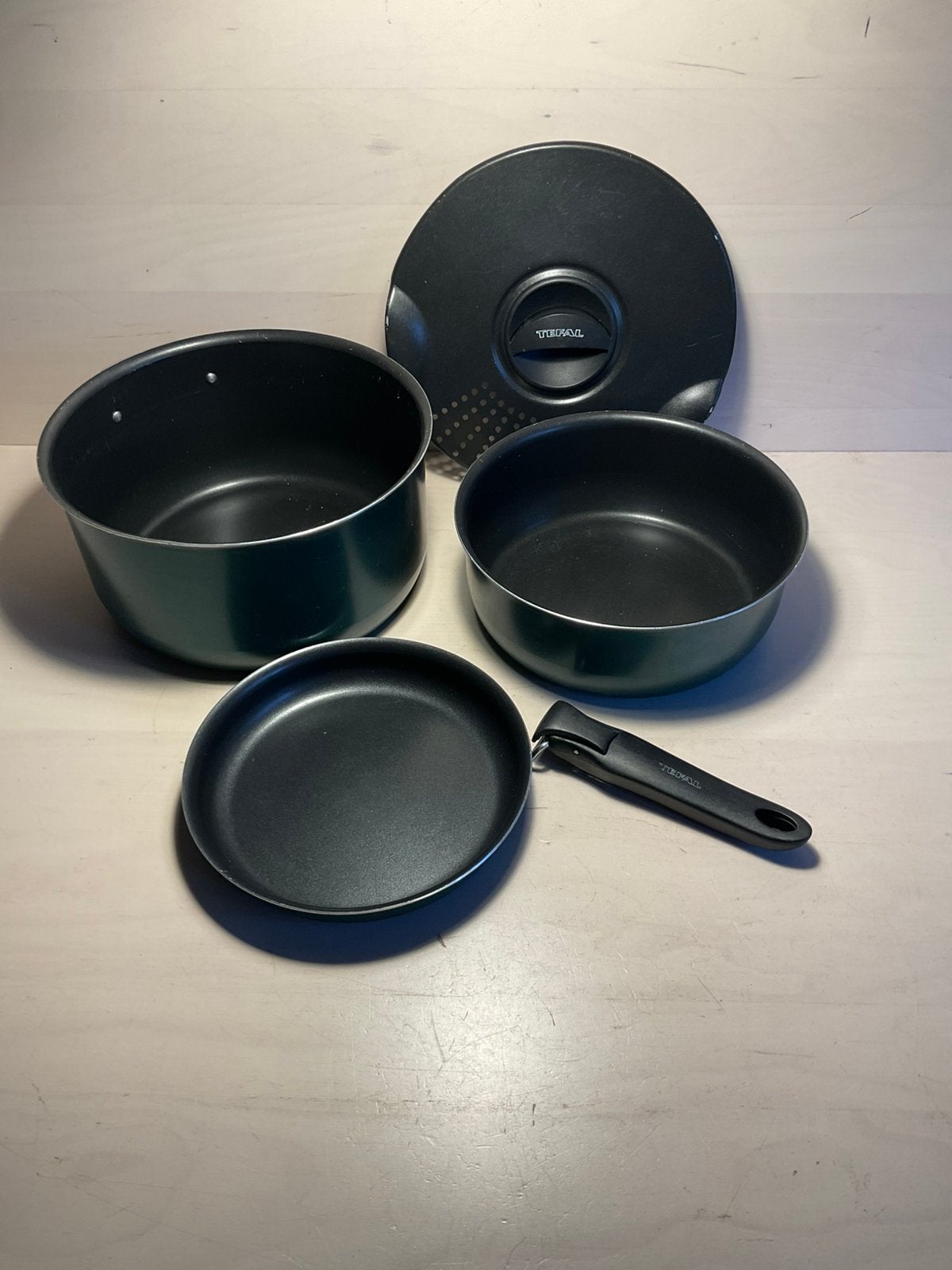 Tefal camping pannenset vijf delig in nette staat., Caravans en Kamperen, Ophalen of Verzenden, Gebruikt