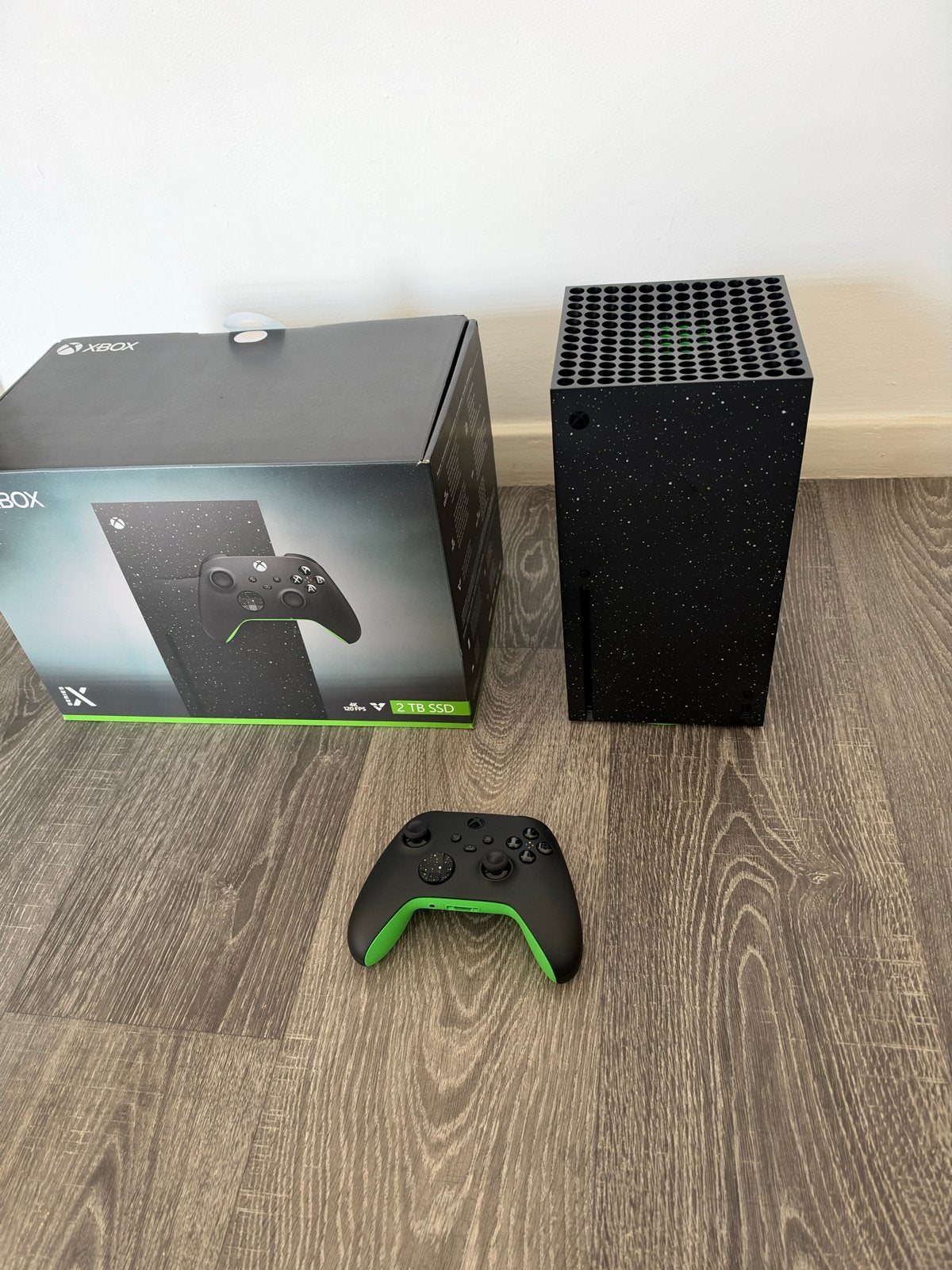Foto 2 van Xbox Series X Galaxy Black Limited Edition
