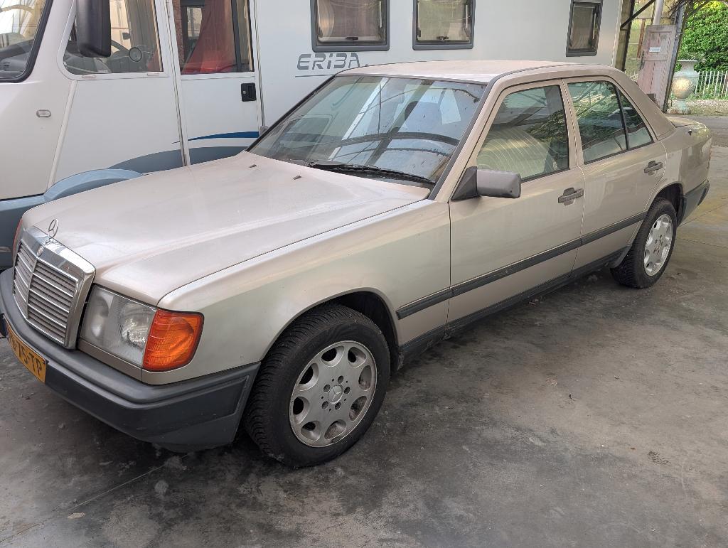 Mercedes-Benz 200-Serie 2.0 200 1986 Beige, Auto's, Achterwielaandrijving, Zwart, 4 cilinders, Beige