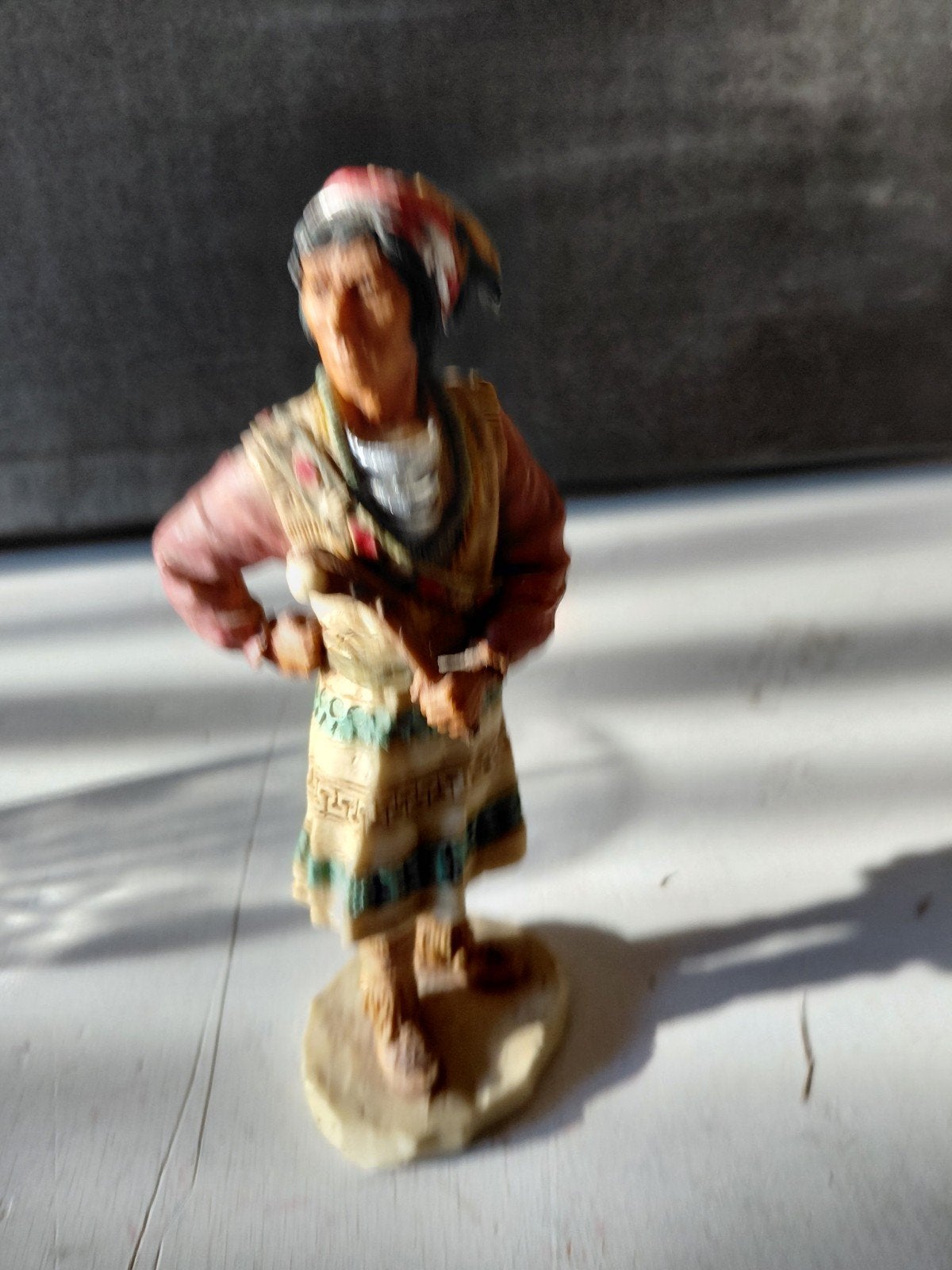 Vintage beeldje Native American met veren hoofdtooi, Ophalen of Verzenden, Gebruikt, Mens