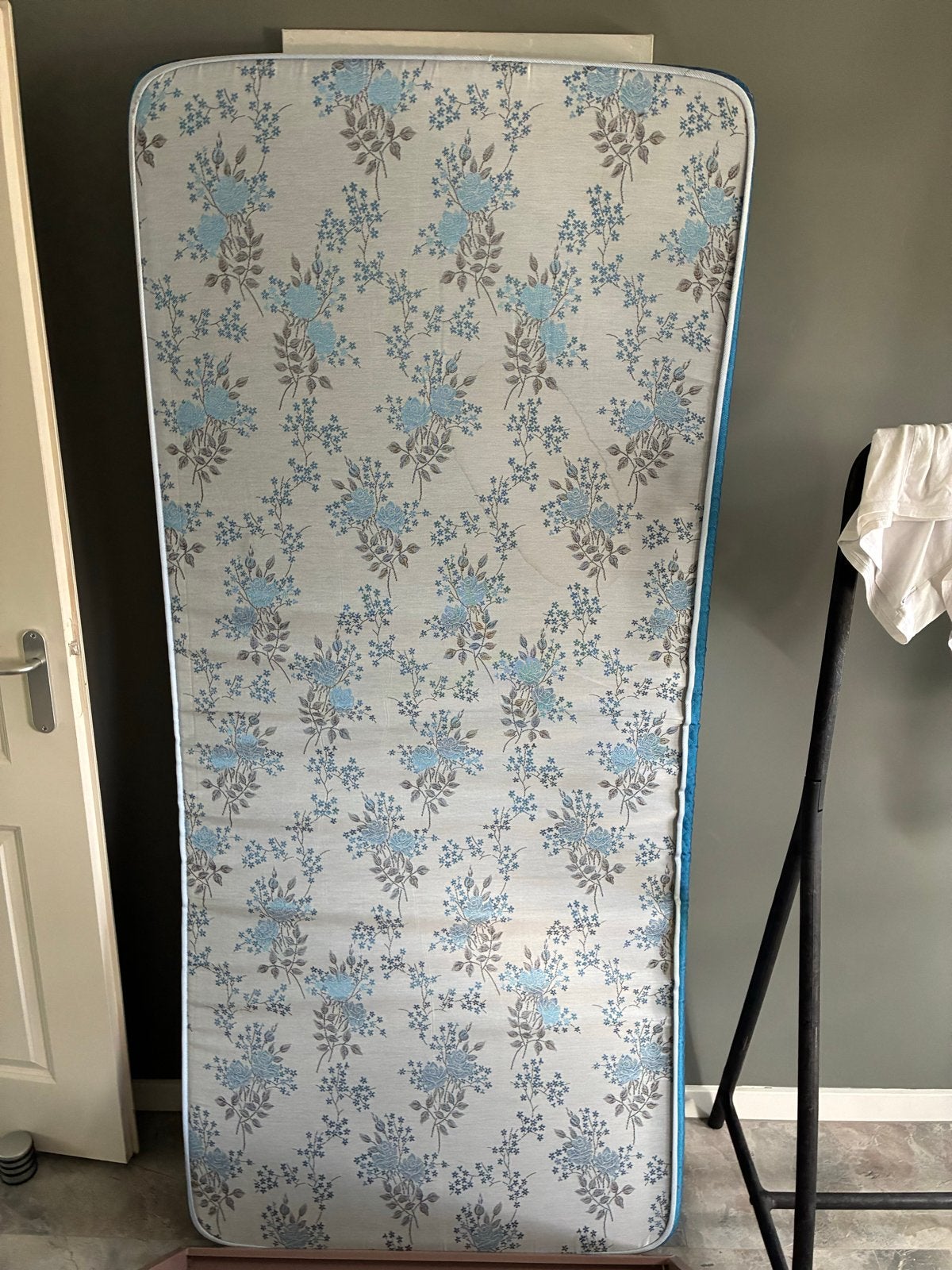 Eenpersoons matras met bloemenprint, Ophalen, Gebruikt, 90 cm, Eenpersoons