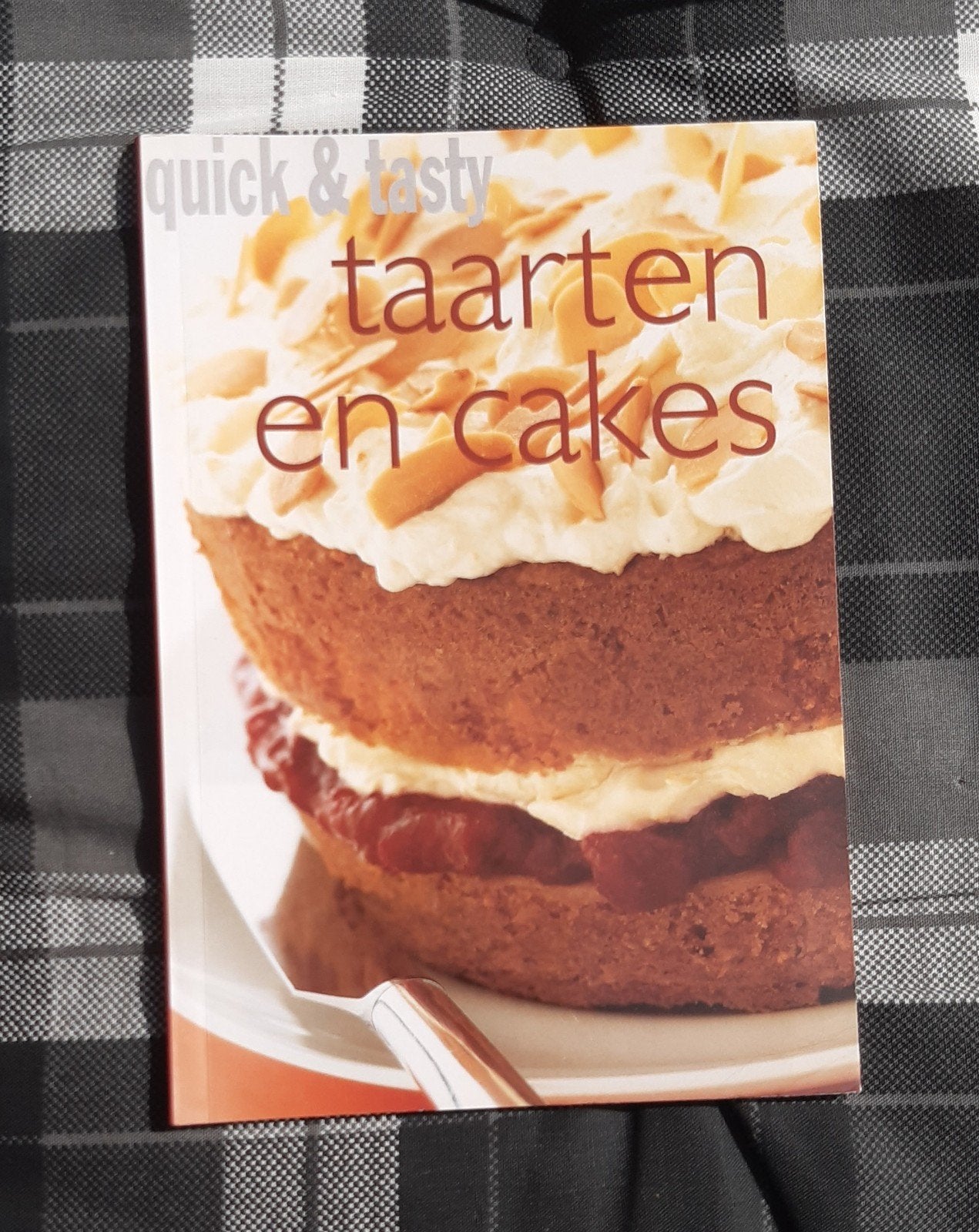 TAARTEN EN CAKES, Boeken, Kookboeken, Ophalen of Verzenden, Zo goed als nieuw