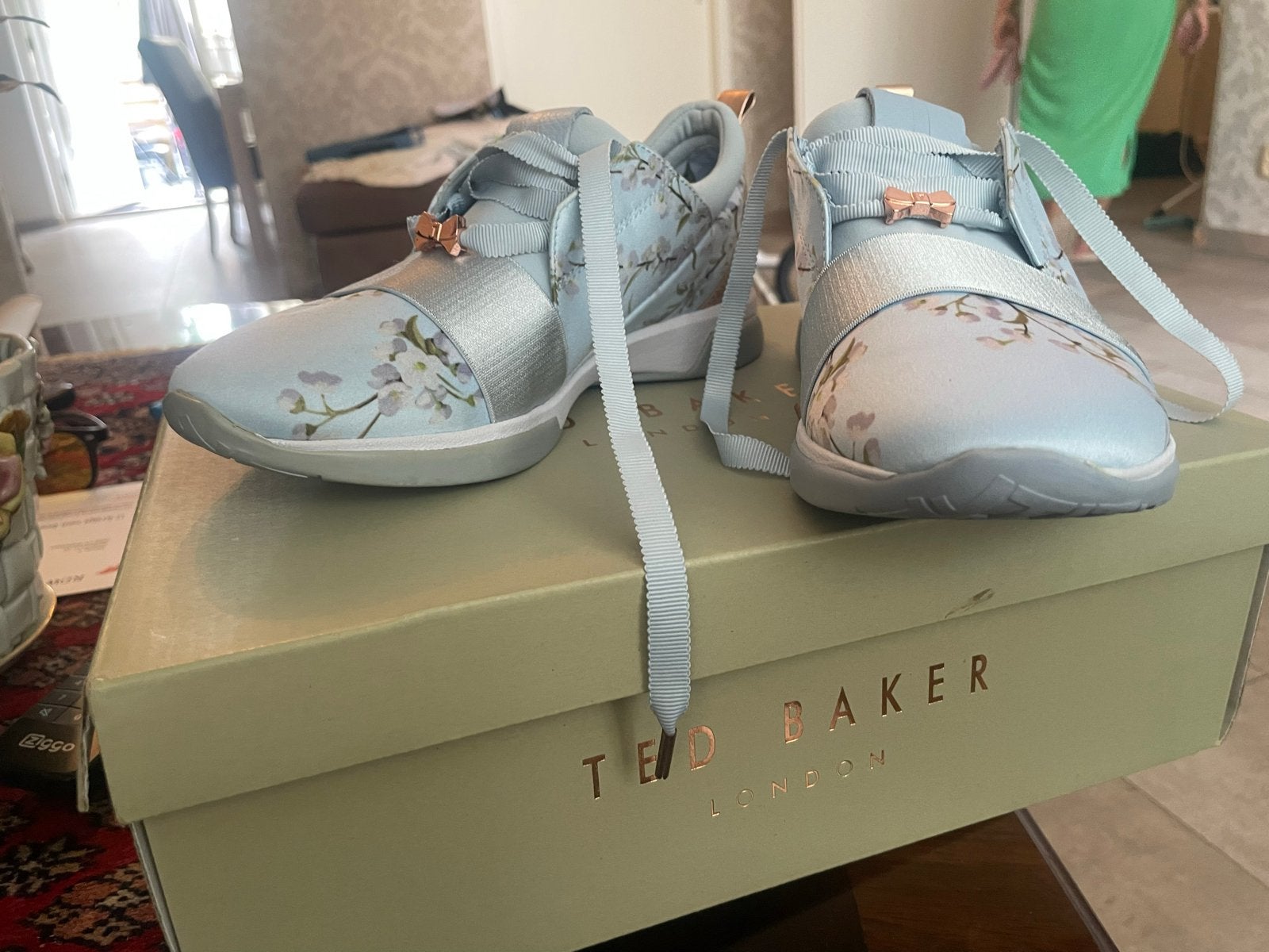 Ted Baker Sneakers - Lichtblauw met bloemenprint, Ophalen of Verzenden, Nieuw, Blauw, Sneakers of Gympen