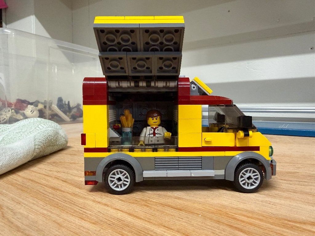 Lego City Pizza Bestelwagen, Verzamelen, Gebruikt, Community@lego.com, Ophalen of Verzenden, 33 Bath Road Slough SL1 3UF United Kingdom