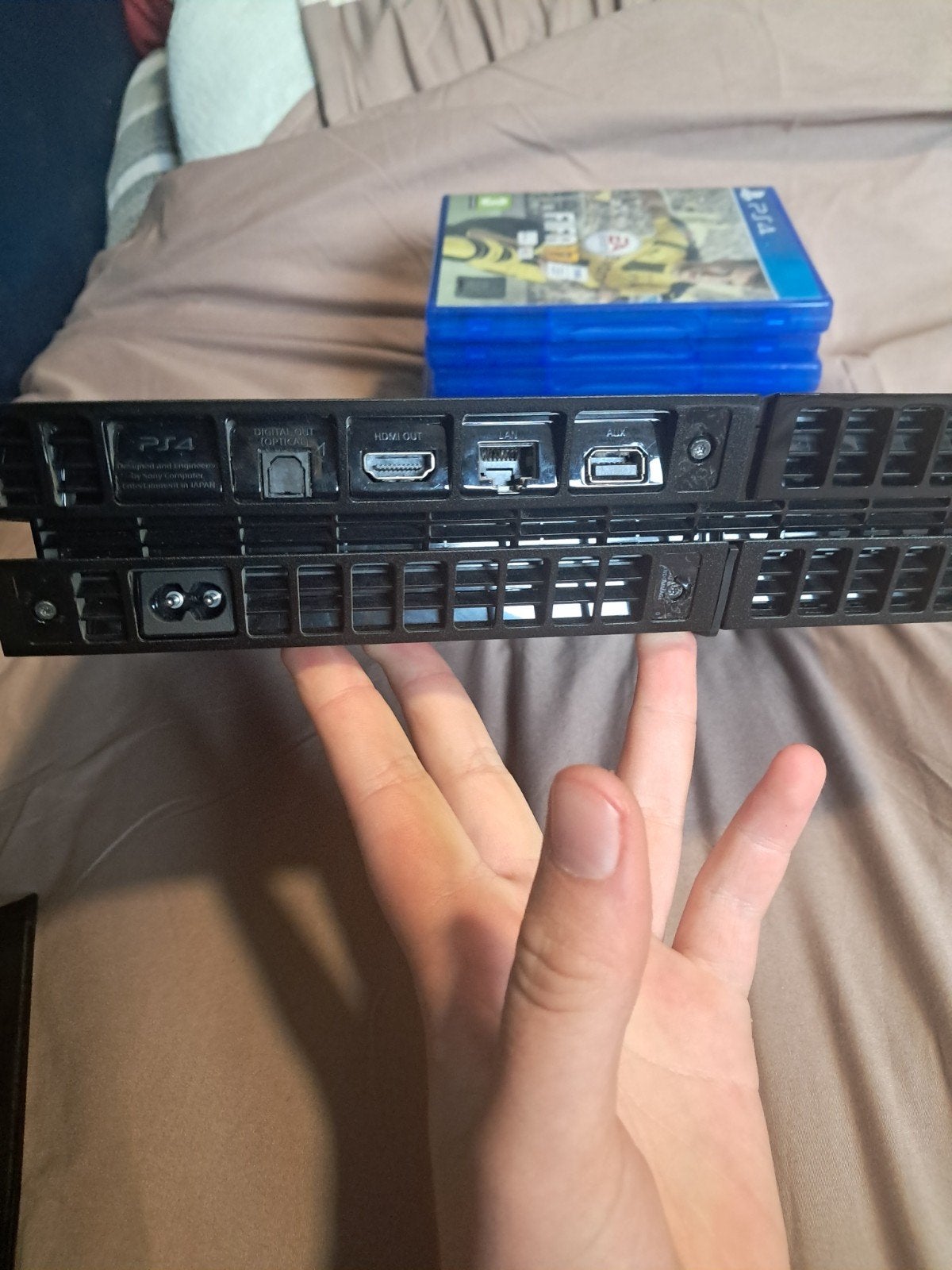 Foto 9 van ps4 met gam en een standaart