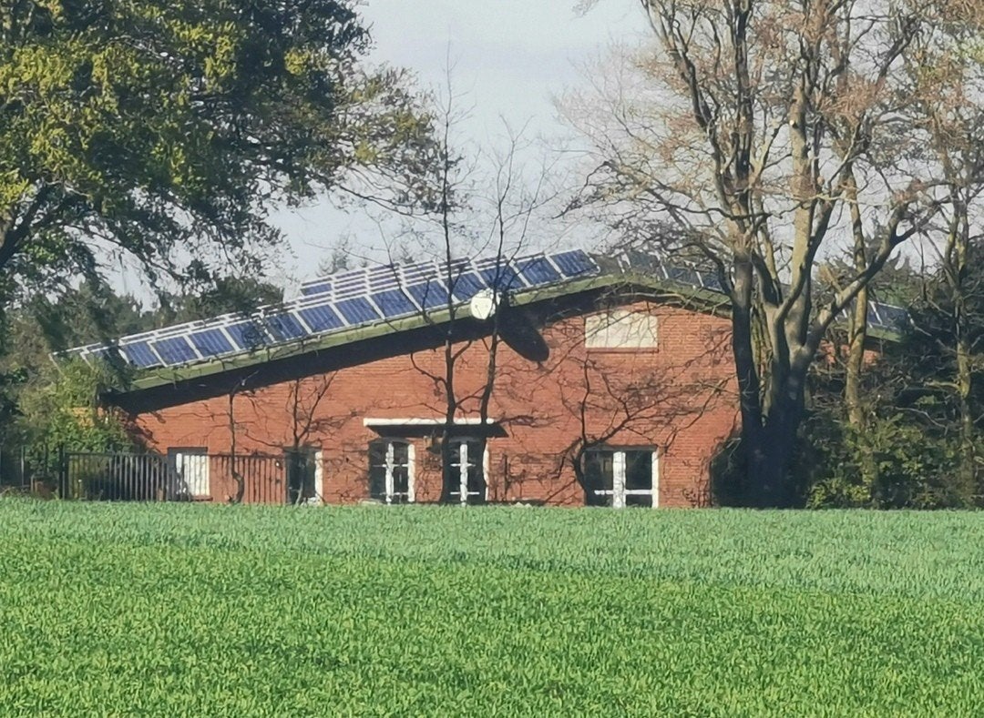 Bedrijfshal met woonruimte en zonnepanelen, 30 km over grens, Zakelijke goederen, 1300 m², Koop, Bedrijfsruimte