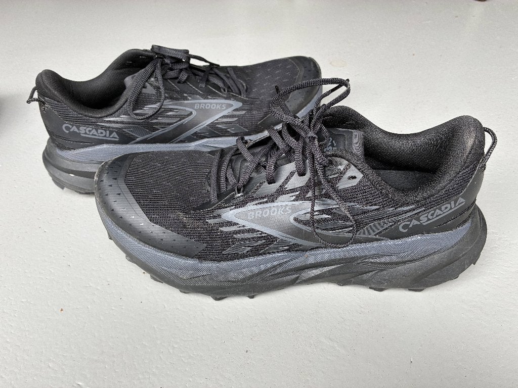 Brooks Cascadia 19 zwart Maat EU 44, Overige merken, Hardloopschoenen, Ophalen of Verzenden, Zo goed als nieuw