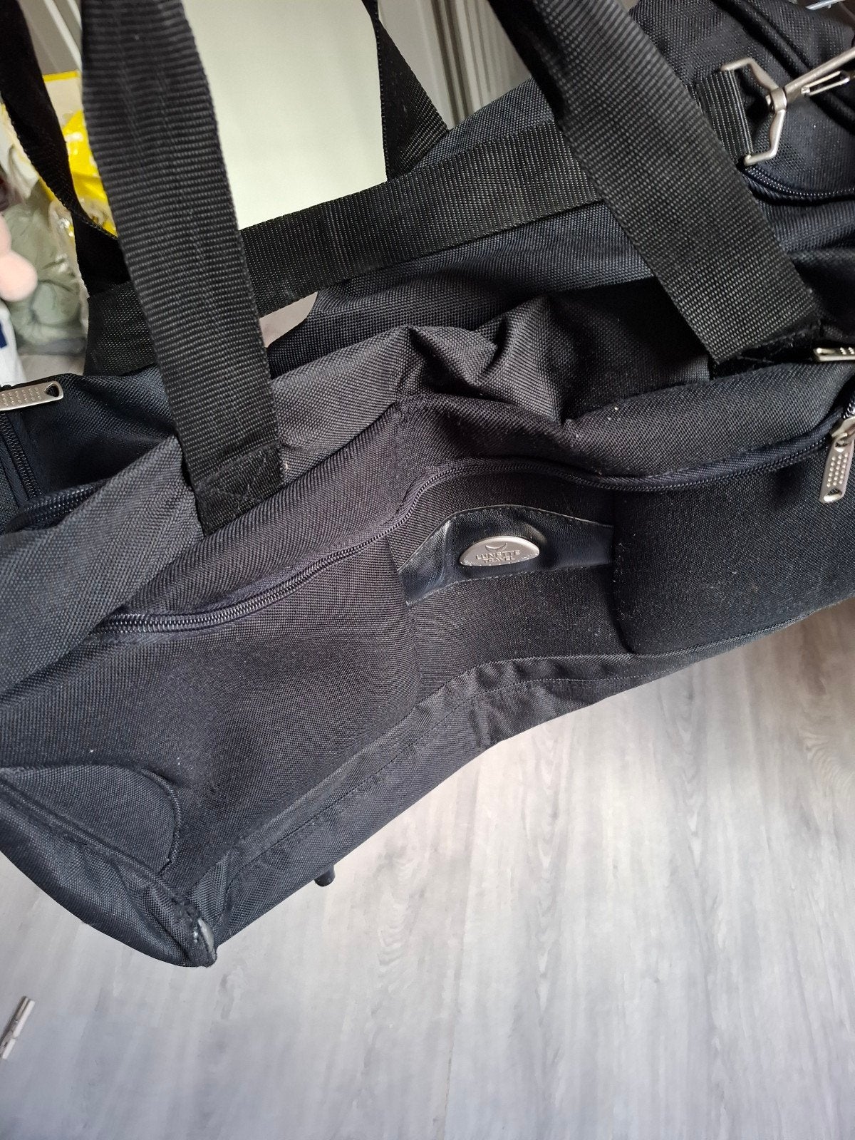 Zwarte reistas met schouderband en ritsvakken, 30 cm of meer, Zwart, Minder dan 35 cm, Ophalen of Verzenden