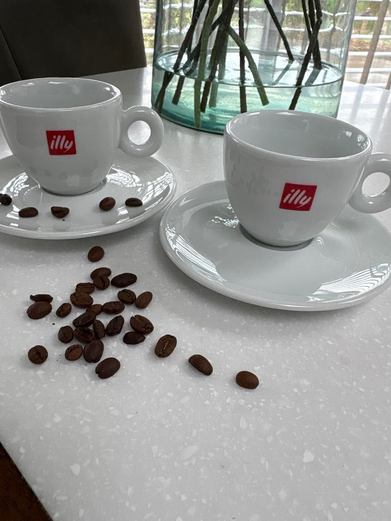 Illy espresso kopjes met schotels - set van 2, Huis en Inrichting, Keuken | Servies, Ophalen of Verzenden, Zo goed als nieuw, Effen