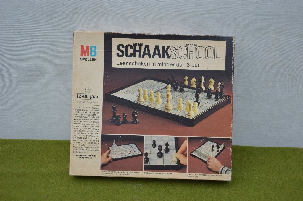 Vintage schaakbord/ Schaakschool 1973 leren schaken in 3 uur, Een of twee spelers, Ophalen of Verzenden, Gebruikt, MB